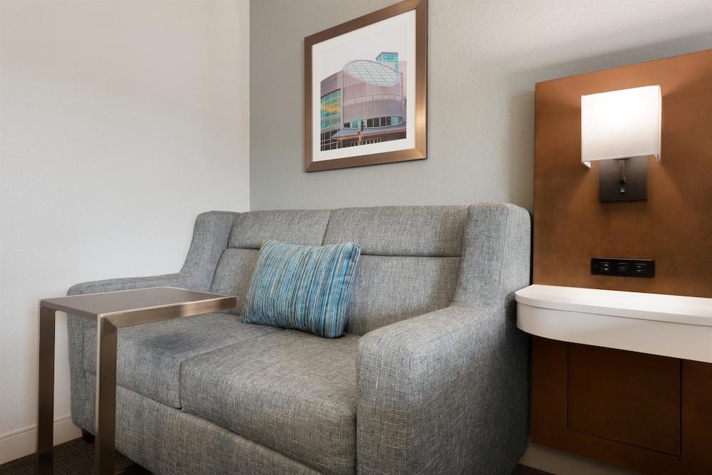 Hampton Appleton-fox River Mall Area 3*