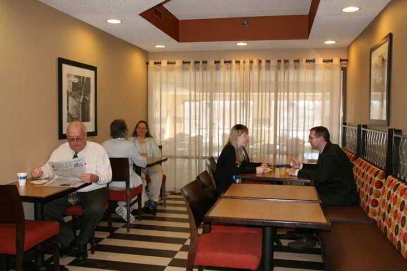 Hampton Appleton-fox River Mall Area 3*