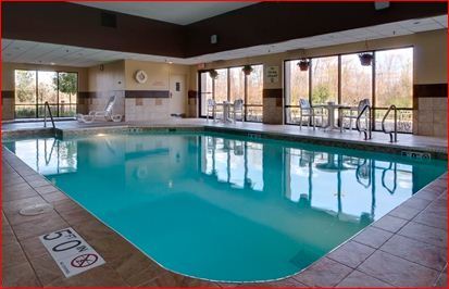 Hampton Appleton-fox River Mall Area 3*